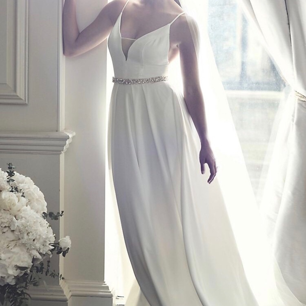 Brand New Size 6 Wedding Gown - Unaltered